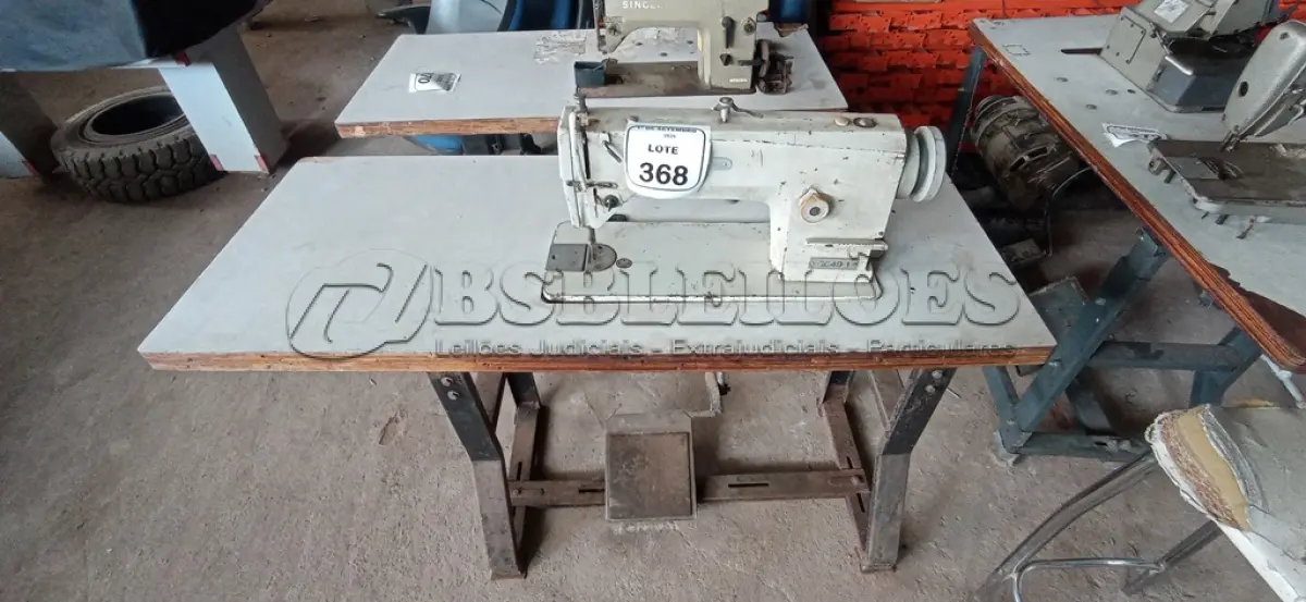 01 MÁQUINA DE COSTURA COM BANCADA MODELO GC49-1 MARCA BENMA