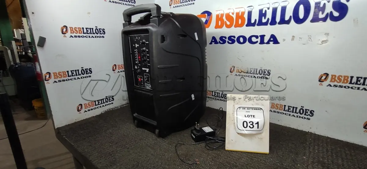 LOTE 031 - 01 CAIXA DE SOM PORTÁTIL MARCA SOUNDVOICE LITE. (NO ESTADO) ATENÇÃO! FAZER A VISITAÇÃO ANTES DE ARREMATAR, NÃO SABEMOS SE FUNCIONA, LEILÃO NÃO TEM GARANTIA E NEM DEVOLUÇÃO, SUJEITO A POSSÍVEIS AVARIAS VISÍVEIS/OCULTAS E/OU AUSÊNCIA DE COMPONENTES.