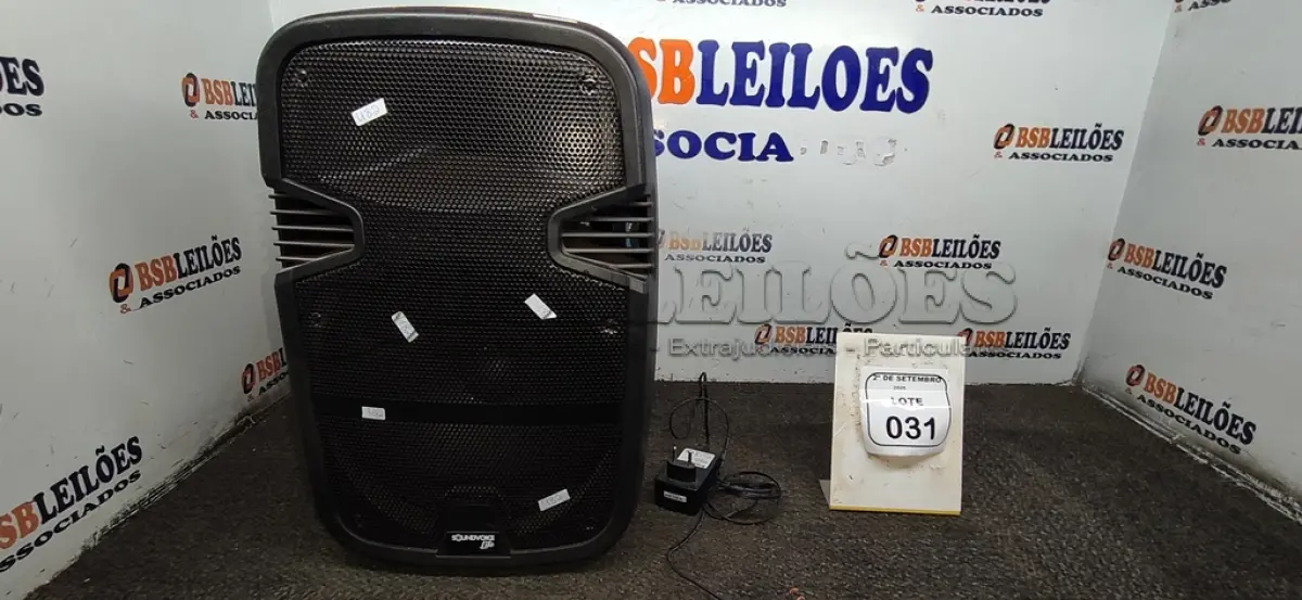 LOTE 031 - 01 CAIXA DE SOM PORTÁTIL MARCA SOUNDVOICE LITE. (NO ESTADO) ATENÇÃO! FAZER A VISITAÇÃO ANTES DE ARREMATAR, NÃO SABEMOS SE FUNCIONA, LEILÃO NÃO TEM GARANTIA E NEM DEVOLUÇÃO, SUJEITO A POSSÍVEIS AVARIAS VISÍVEIS/OCULTAS E/OU AUSÊNCIA DE COMPONENTES.