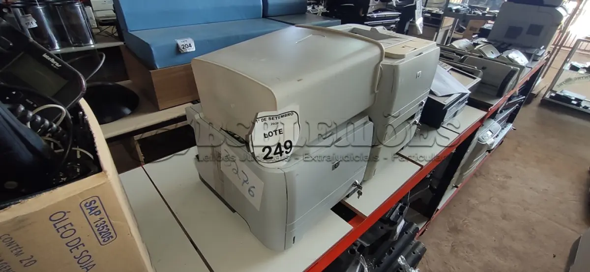 LOTE 249 - 02 IMPRESSORAS E 01 TRITURADOR DE PAPEL DE MARCAS E MODELOS DIVERSOS. (NO ESTADO) ATENÇÃO! FAZER A VISITAÇÃO ANTES DE ARREMATAR, NÃO SABEMOS SE FUNCIONA, LEILÃO NÃO TEM GARANTIA E NEM DEVOLUÇÃO, SUJEITO A POSSÍVEIS AVARIAS VISÍVEIS/OCULTAS E/OU AUSÊNCIA DE COMPONENTES.