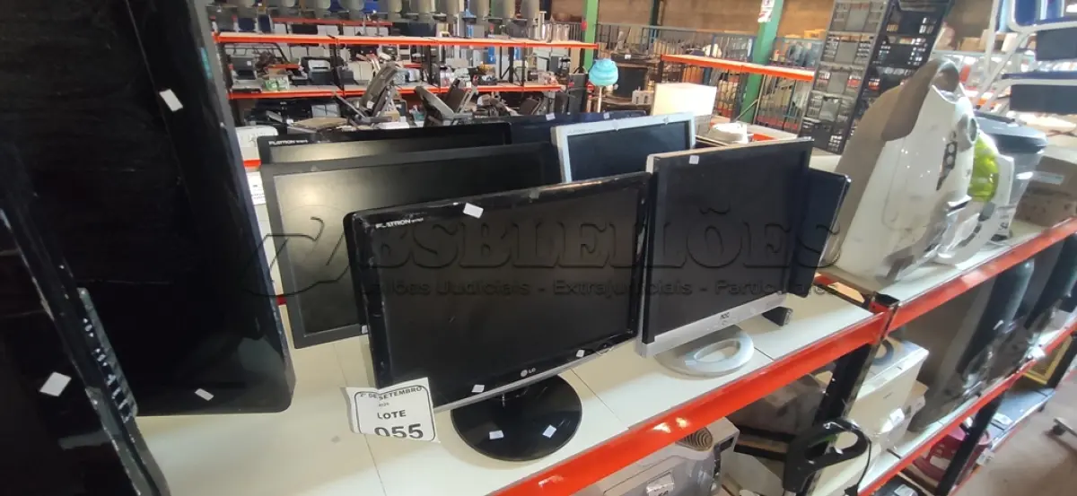 LOTE 055 - 08 MONITORES DE MARCAS E MODELOS DIVERSOS. (NO ESTADO) ATENÇÃO! FAZER A VISITAÇÃO ANTES DE ARREMATAR, NÃO SABEMOS SE FUNCIONA, LEILÃO NÃO TEM GARANTIA E NEM DEVOLUÇÃO, SUJEITO A POSSÍVEIS AVARIAS VISÍVEIS/OCULTAS E/OU AUSÊNCIA DE COMPONENTES.