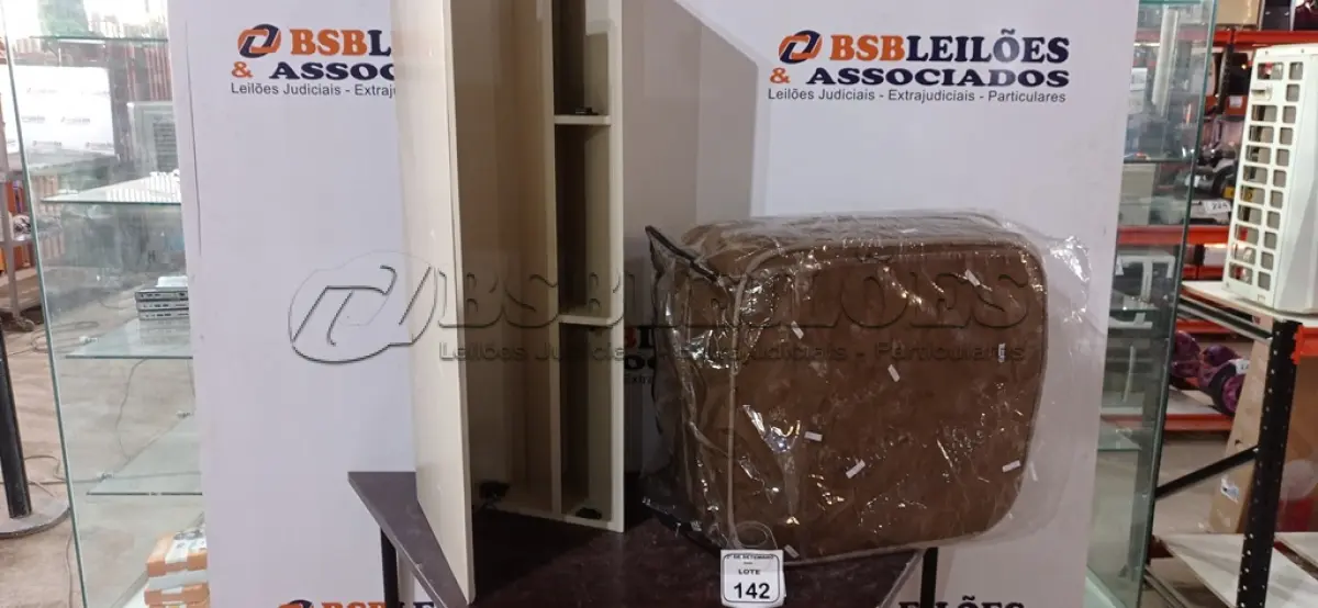 LOTE 142 - 01 ALMOFADA DOBRÁVEL. (NO ESTADO) ATENÇÃO! FAZER A VISITAÇÃO ANTES DE ARREMATAR, NÃO SABEMOS SE FUNCIONA, LEILÃO NÃO TEM GARANTIA E NEM DEVOLUÇÃO, SUJEITO A POSSÍVEIS AVARIAS VISÍVEIS/OCULTAS E/OU AUSÊNCIA DE COMPONENTES.