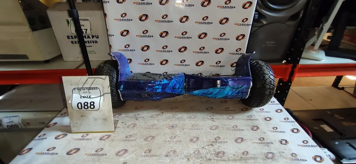 LOTE 088 - 01 HOVERBOARD SEM CARREGADOR. (NO ESTADO) ATENÇÃO! FAZER A VISITAÇÃO ANTES DE ARREMATAR, NÃO SABEMOS SE FUNCIONA, LEILÃO NÃO TEM GARANTIA E NEM DEVOLUÇÃO, SUJEITO A POSSÍVEIS AVARIAS VISÍVEIS/OCULTAS E/OU AUSÊNCIA DE COMPONENTES.