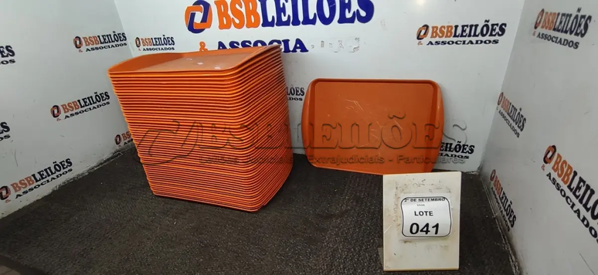 LOTE 041 - 52 BANDEJAS DE PLÁSTICO. (NO ESTADO) ATENÇÃO! FAZER A VISITAÇÃO ANTES DE ARREMATAR, NÃO SABEMOS SE FUNCIONA, LEILÃO NÃO TEM GARANTIA E NEM DEVOLUÇÃO, SUJEITO A POSSÍVEIS AVARIAS VISÍVEIS/OCULTAS E/OU AUSÊNCIA DE COMPONENTES.