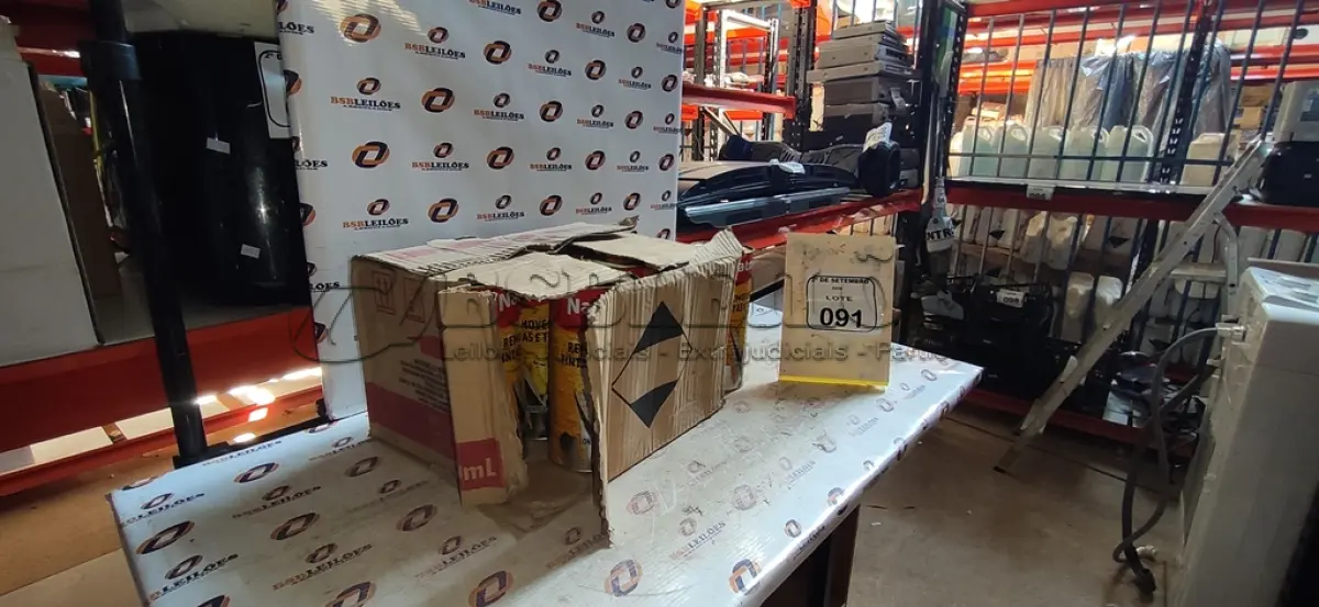 LOTE 091 - 12 LATAS DE REMOVEDORES DE TINTAS E TEXTURAS DE 900ML CADA. (NO ESTADO) ATENÇÃO! FAZER A VISITAÇÃO ANTES DE ARREMATAR, NÃO SABEMOS SE FUNCIONA, LEILÃO NÃO TEM GARANTIA E NEM DEVOLUÇÃO, SUJEITO A POSSÍVEIS AVARIAS VISÍVEIS/OCULTAS E/OU AUSÊNCIA DE COMPONENTES.