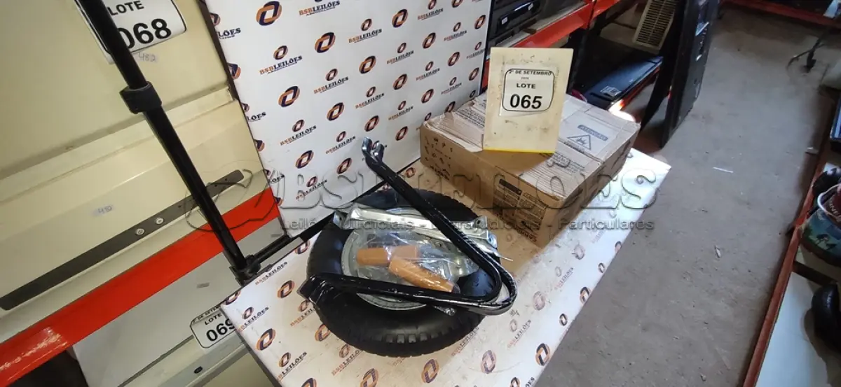 LOTE 065 - 02 KITS DE RODA DE CARRINHO DE MÃO. (NO ESTADO) ATENÇÃO! FAZER A VISITAÇÃO ANTES DE ARREMATAR, NÃO SABEMOS SE FUNCIONA, LEILÃO NÃO TEM GARANTIA E NEM DEVOLUÇÃO, SUJEITO A POSSÍVEIS AVARIAS VISÍVEIS/OCULTAS E/OU AUSÊNCIA DE COMPONENTES.