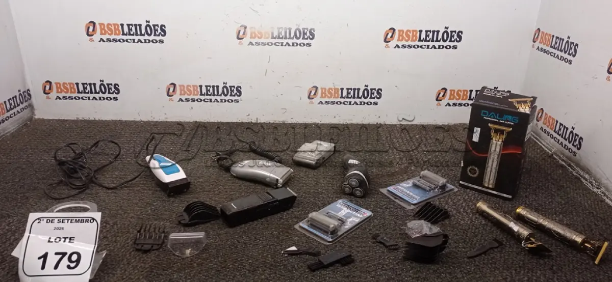 LOTE 179 - 07 MÁQUINAS DE CORTAR CABELO E VÁRIAS LÂMINAS DE MARCAS E MODELOS DIVERSOS. (NO ESTADO) ATENÇÃO! FAZER A VISITAÇÃO ANTES DE ARREMATAR, NÃO SABEMOS SE FUNCIONA, LEILÃO NÃO TEM GARANTIA E NEM DEVOLUÇÃO, SUJEITO A POSSÍVEIS AVARIAS VISÍVEIS/OCULTAS E/OU AUSÊNCIA DE COMPONENTES.