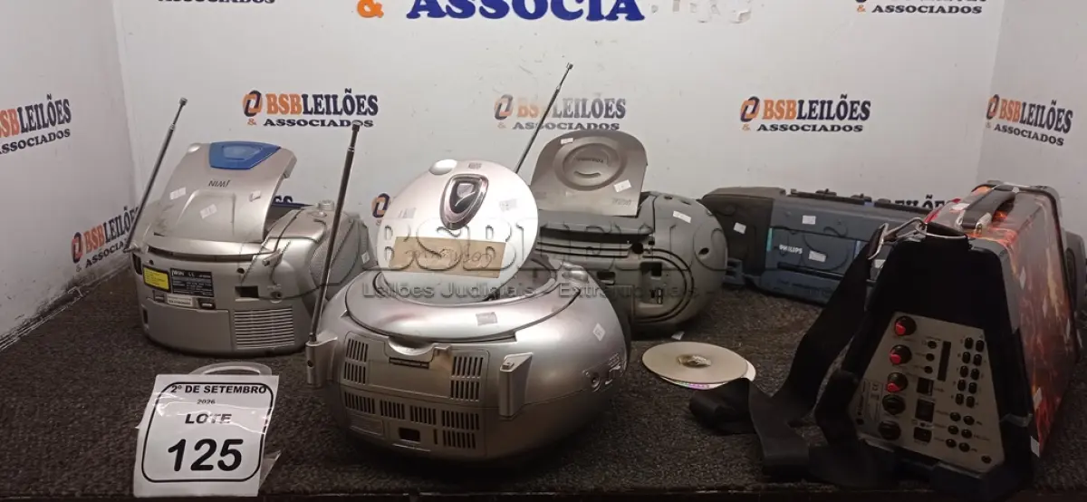 LOTE 125 - 05 APARELHOS DE SOM PORTÁTEIS DE MARCAS E MODELOS DIVERSOS. (NO ESTADO) ATENÇÃO! FAZER A VISITAÇÃO ANTES DE ARREMATAR, NÃO SABEMOS SE FUNCIONA, LEILÃO NÃO TEM GARANTIA E NEM DEVOLUÇÃO, SUJEITO A POSSÍVEIS AVARIAS VISÍVEIS/OCULTAS E/OU AUSÊNCIA DE COMPONENTES.