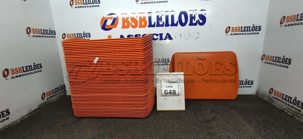 LOTE 048 - 51 BANDEJAS DE PLÁSTICO. (NO ESTADO) ATENÇÃO! FAZER A VISITAÇÃO ANTES DE ARREMATAR, NÃO SABEMOS SE FUNCIONA, LEILÃO NÃO TEM GARANTIA E NEM DEVOLUÇÃO, SUJEITO A POSSÍVEIS AVARIAS VISÍVEIS/OCULTAS E/OU AUSÊNCIA DE COMPONENTES.