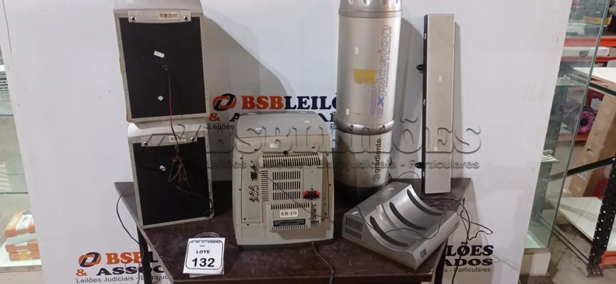 LOTE 132 - 01 APARELHO DE SOM MODELO ENERGY 4200 COM 03 CAIXAS DE SOM E 01 POWERED SUBWOOFER MODELO BAZUCA SWG-4200 MARCA GRADIENTE. (NO ESTADO) ATENÇÃO! FAZER A VISITAÇÃO ANTES DE ARREMATAR, NÃO SABEMOS SE FUNCIONA, LEILÃO NÃO TEM GARANTIA E NEM DEVOLUÇÃO, SUJEITO A POSSÍVEIS AVARIAS VISÍVEIS/OCULTAS E/OU AUSÊNCIA DE COMPONENTES.