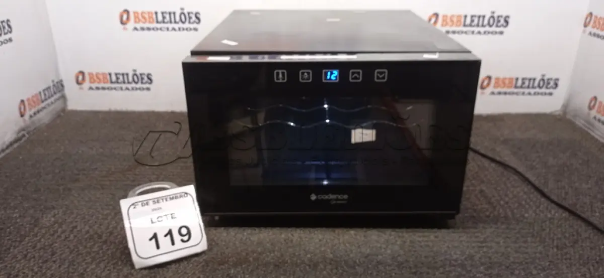 LOTE 119 - 01 ADEGA DE VINHO BIVOLT MARCA CADENCE. (NO ESTADO) ATENÇÃO! FAZER A VISITAÇÃO ANTES DE ARREMATAR, NÃO SABEMOS SE FUNCIONA, LEILÃO NÃO TEM GARANTIA E NEM DEVOLUÇÃO, SUJEITO A POSSÍVEIS AVARIAS VISÍVEIS/OCULTAS E/OU AUSÊNCIA DE COMPONENTES.