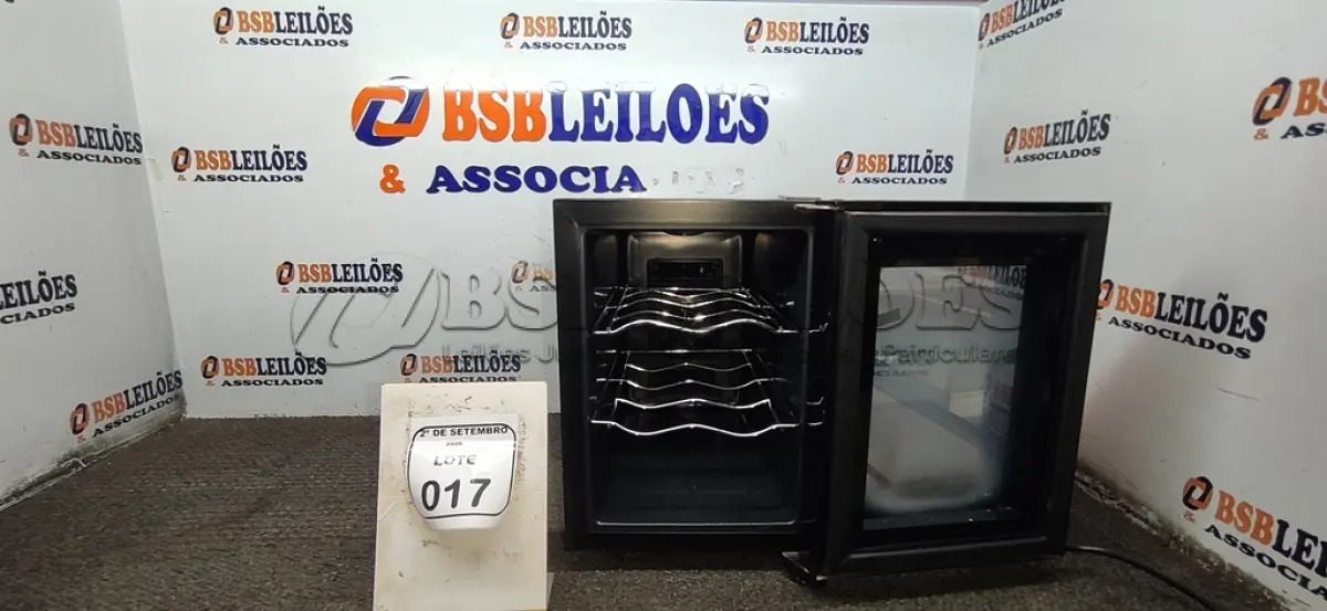 LOTE 017 - 01 ADEGA DE VINHOS MARCA SPICY. (NO ESTADO) ATENÇÃO! FAZER A VISITAÇÃO ANTES DE ARREMATAR, NÃO SABEMOS SE FUNCIONA, LEILÃO NÃO TEM GARANTIA E NEM DEVOLUÇÃO, SUJEITO A POSSÍVEIS AVARIAS VISÍVEIS/OCULTAS E/OU AUSÊNCIA DE COMPONENTES.
