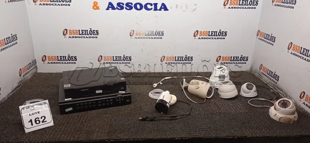 LOTE 162 - 02 DVR E 06 CÂMERAS DE SEGURANÇA. (NO ESTADO) ATENÇÃO! FAZER A VISITAÇÃO ANTES DE ARREMATAR, NÃO SABEMOS SE FUNCIONA, LEILÃO NÃO TEM GARANTIA E NEM DEVOLUÇÃO, SUJEITO A POSSÍVEIS AVARIAS VISÍVEIS/OCULTAS E/OU AUSÊNCIA DE COMPONENTES.