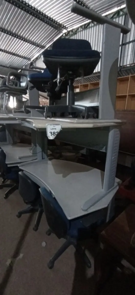 LOTE 382 - 03 MESAS E 04 CADEIRAS DE ESCRITÓRIO GIRATÓRIAS. (NO ESTADO) ATENÇÃO! FAZER A VISITAÇÃO ANTES DE ARREMATAR, NÃO SABEMOS SE FUNCIONA, LEILÃO NÃO TEM GARANTIA E NEM DEVOLUÇÃO, SUJEITO A POSSÍVEIS AVARIAS VISÍVEIS/OCULTAS E/OU AUSÊNCIA DE COMPONENTES.