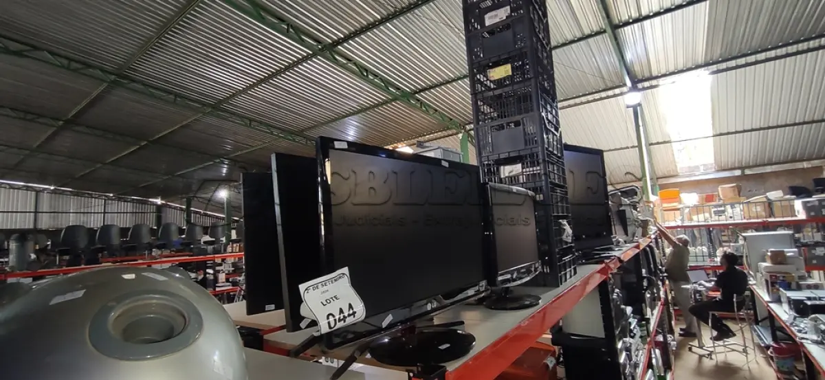 LOTE 044 - 07 MONITORES DE MARCAS E MODELOS DIVERSOS. (NO ESTADO) ATENÇÃO! FAZER A VISITAÇÃO ANTES DE ARREMATAR, NÃO SABEMOS SE FUNCIONA, LEILÃO NÃO TEM GARANTIA E NEM DEVOLUÇÃO, SUJEITO A POSSÍVEIS AVARIAS VISÍVEIS/OCULTAS E/OU AUSÊNCIA DE COMPONENTES.