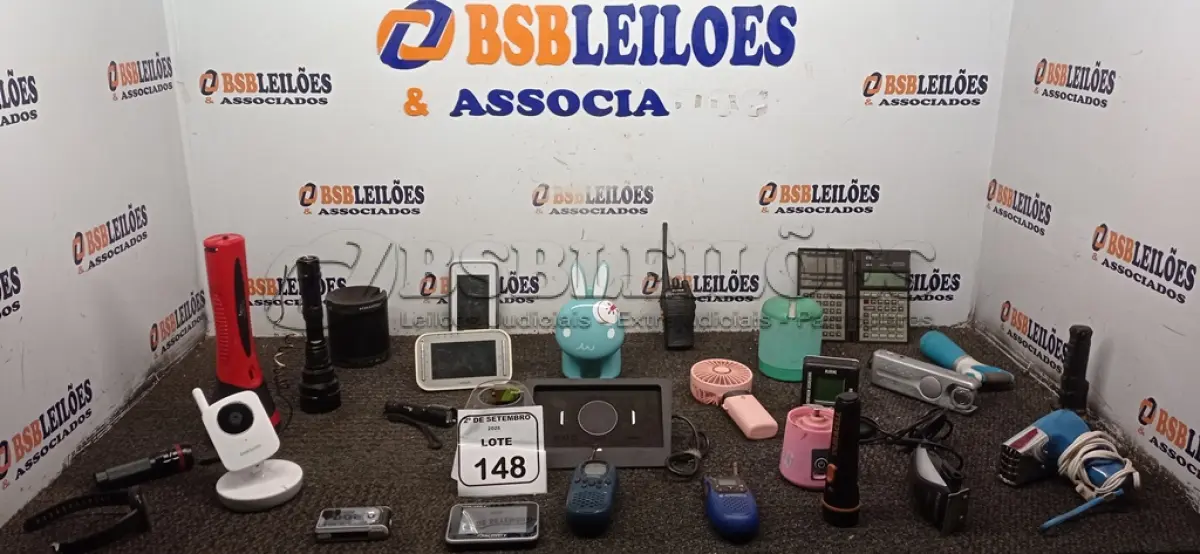LOTE 148 - 01 CAIXA COM VÁRIAS CAIXINHAS DE SOM, LANTERNAS, CARREGADORES PORTÁTEIS E ELETRÔNICOS DIVERSOS. (NO ESTADO) ATENÇÃO! FAZER A VISITAÇÃO ANTES DE ARREMATAR, NÃO SABEMOS SE FUNCIONA, LEILÃO NÃO TEM GARANTIA E NEM DEVOLUÇÃO, SUJEITO A POSSÍVEIS AVARIAS VISÍVEIS/OCULTAS E/OU AUSÊNCIA DE COMPONENTES.