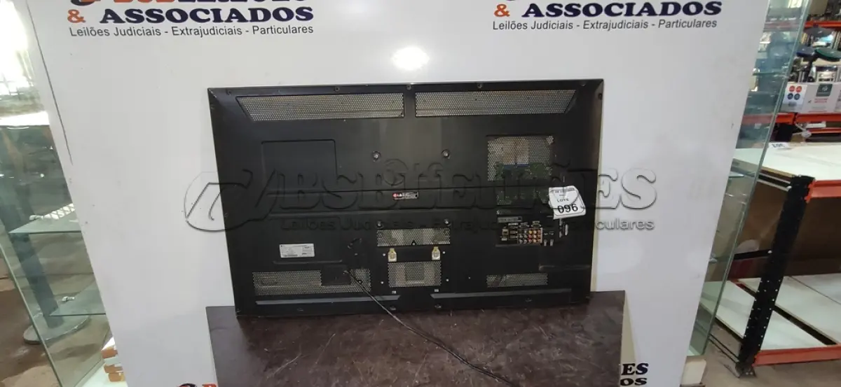 LOTE 096 - 01 TV 47’’ MARCA LG. (NO ESTADO) ATENÇÃO! FAZER A VISITAÇÃO ANTES DE ARREMATAR, NÃO SABEMOS SE FUNCIONA, LEILÃO NÃO TEM GARANTIA E NEM DEVOLUÇÃO, SUJEITO A POSSÍVEIS AVARIAS VISÍVEIS/OCULTAS E/OU AUSÊNCIA DE COMPONENTES.
