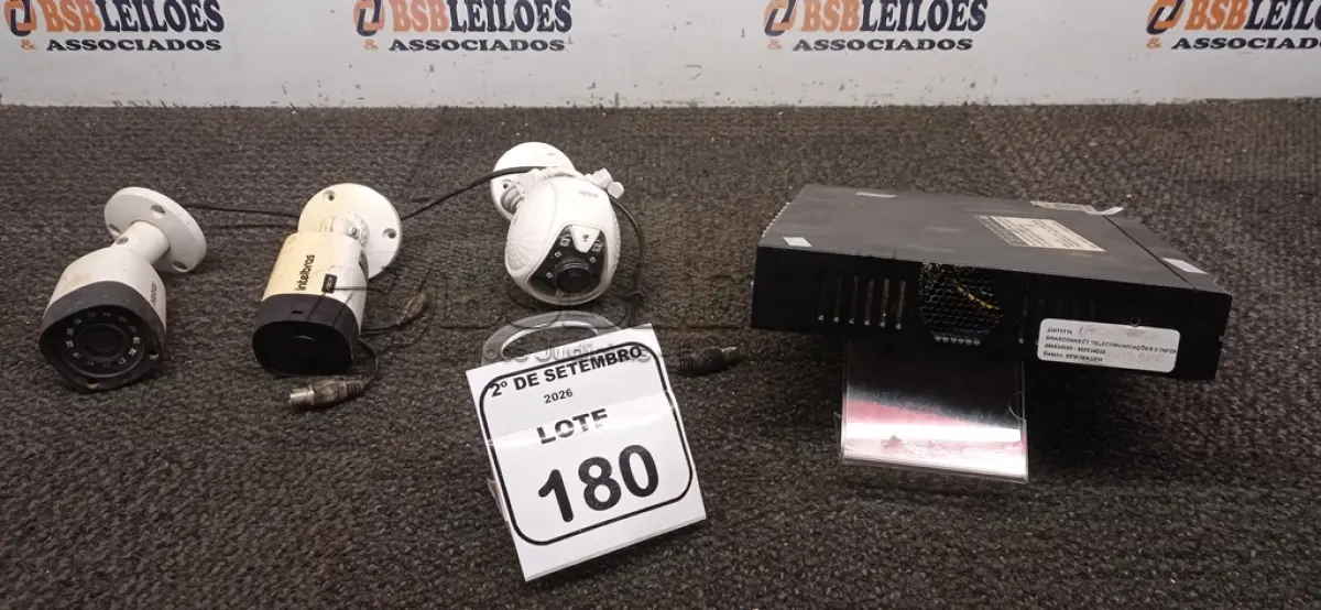 LOTE 180 - 01 DVR E 03 CÂMERAS DE SEGURANÇA. (NO ESTADO) ATENÇÃO! FAZER A VISITAÇÃO ANTES DE ARREMATAR, NÃO SABEMOS SE FUNCIONA, LEILÃO NÃO TEM GARANTIA E NEM DEVOLUÇÃO, SUJEITO A POSSÍVEIS AVARIAS VISÍVEIS/OCULTAS E/OU AUSÊNCIA DE COMPONENTES.