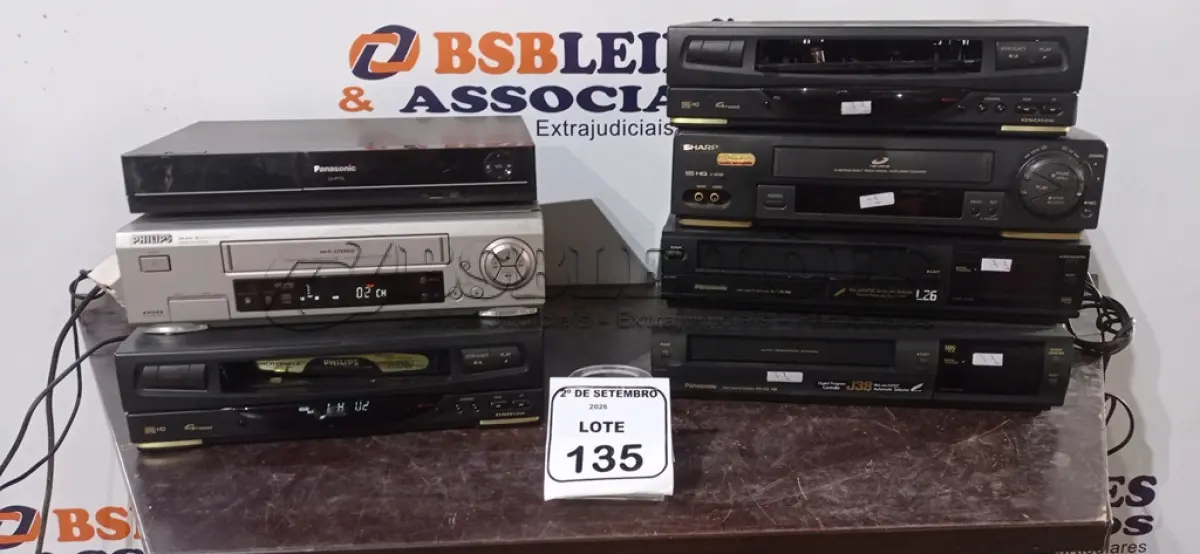LOTE 135 - 01 DVD THEATER E 06 APARELHOS DE VÍDEO CASSETE DE MARCAS E MODELOS DIVERSOS. (NO ESTADO) ATENÇÃO! FAZER A VISITAÇÃO ANTES DE ARREMATAR, NÃO SABEMOS SE FUNCIONA, LEILÃO NÃO TEM GARANTIA E NEM DEVOLUÇÃO, SUJEITO A POSSÍVEIS AVARIAS VISÍVEIS/OCULTAS E/OU AUSÊNCIA DE COMPONENTES.