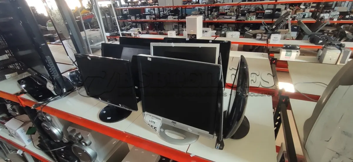 LOTE 055 - 08 MONITORES DE MARCAS E MODELOS DIVERSOS. (NO ESTADO) ATENÇÃO! FAZER A VISITAÇÃO ANTES DE ARREMATAR, NÃO SABEMOS SE FUNCIONA, LEILÃO NÃO TEM GARANTIA E NEM DEVOLUÇÃO, SUJEITO A POSSÍVEIS AVARIAS VISÍVEIS/OCULTAS E/OU AUSÊNCIA DE COMPONENTES.