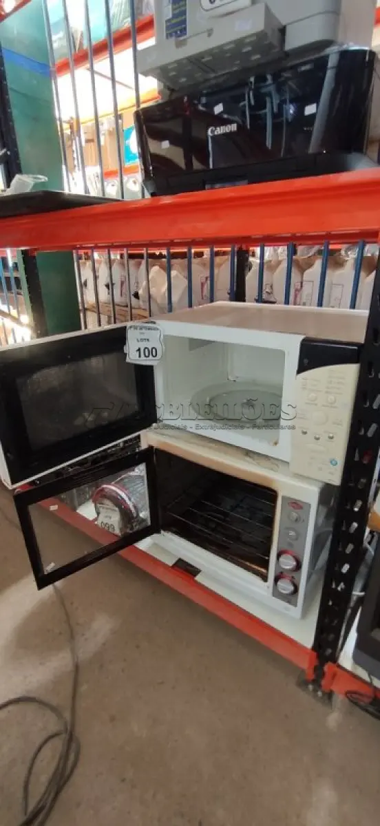 LOTE 100 - 01 MICRO-ONDAS MARCA ELECTROLUX E 01 FORNO ELÉTRICO MARCA LAYR. (NO ESTADO) ATENÇÃO! FAZER A VISITAÇÃO ANTES DE ARREMATAR, NÃO SABEMOS SE FUNCIONA, LEILÃO NÃO TEM GARANTIA E NEM DEVOLUÇÃO, SUJEITO A POSSÍVEIS AVARIAS VISÍVEIS/OCULTAS E/OU AUSÊNCIA DE COMPONENTES.