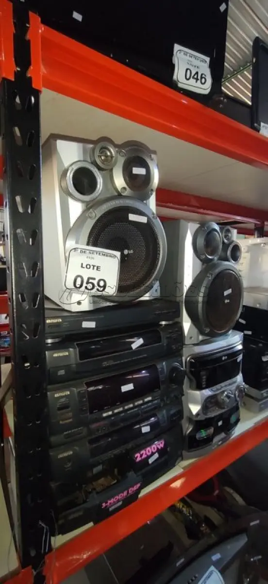 LOTE 059 - 01 TOCA DISCOS MARCA AIWA, 01 APARELHO DE SOM 3 EM 1 MARCA AIWA E 01 MINI SYSTEM COM 02 CAIXAS DE SOM MARCA LG. (NO ESTADO) ATENÇÃO! FAZER A VISITAÇÃO ANTES DE ARREMATAR, NÃO SABEMOS SE FUNCIONA, LEILÃO NÃO TEM GARANTIA E NEM DEVOLUÇÃO, SUJEITO A POSSÍVEIS AVARIAS VISÍVEIS/OCULTAS E/OU AUSÊNCIA DE COMPONENTES.