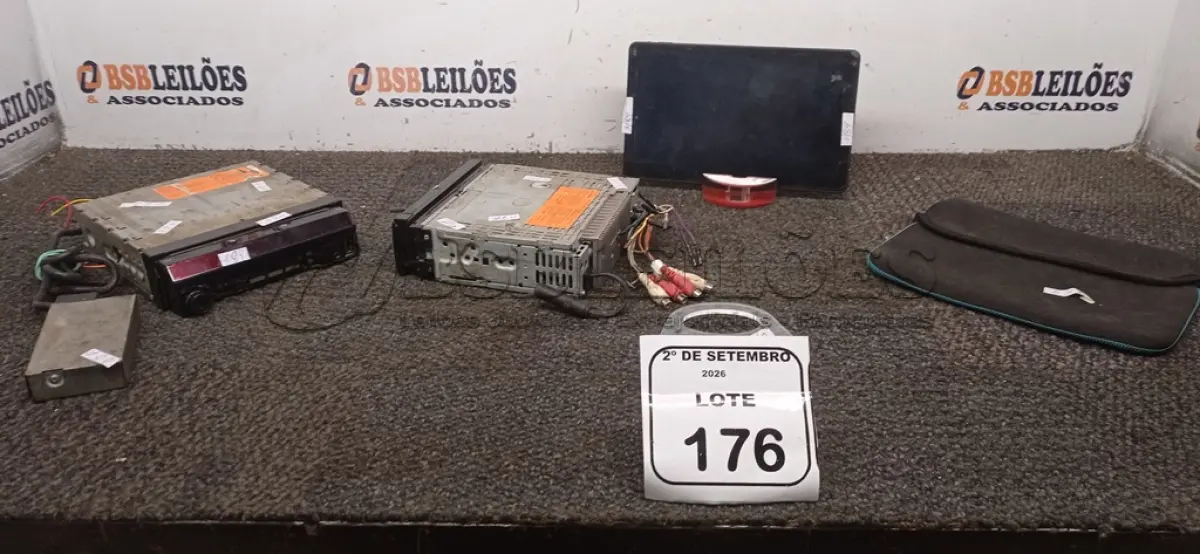 LOTE 176 - 01 TABLET E 02 APARELHOS DE SOM AUTOMOTIVO. (NO ESTADO) ATENÇÃO! FAZER A VISITAÇÃO ANTES DE ARREMATAR, NÃO SABEMOS SE FUNCIONA, LEILÃO NÃO TEM GARANTIA E NEM DEVOLUÇÃO, SUJEITO A POSSÍVEIS AVARIAS VISÍVEIS/OCULTAS E/OU AUSÊNCIA DE COMPONENTES.