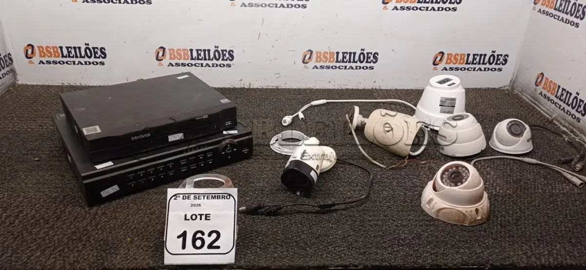 LOTE 162 - 02 DVR E 06 CÂMERAS DE SEGURANÇA. (NO ESTADO) ATENÇÃO! FAZER A VISITAÇÃO ANTES DE ARREMATAR, NÃO SABEMOS SE FUNCIONA, LEILÃO NÃO TEM GARANTIA E NEM DEVOLUÇÃO, SUJEITO A POSSÍVEIS AVARIAS VISÍVEIS/OCULTAS E/OU AUSÊNCIA DE COMPONENTES.
