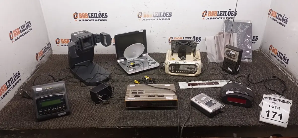 LOTE 171 - 01 PROJETOR DE FOTOS, 01 DVD PORTATIL, 01 GRAVADOR E VÁRIOS RÁDIOS RELÓGIOS E ELETRÔNICOS DIVERSOS. (NO ESTADO) ATENÇÃO! FAZER A VISITAÇÃO ANTES DE ARREMATAR, NÃO SABEMOS SE FUNCIONA, LEILÃO NÃO TEM GARANTIA E NEM DEVOLUÇÃO, SUJEITO A POSSÍVEIS AVARIAS VISÍVEIS/OCULTAS E/OU AUSÊNCIA DE COMPONENTES.