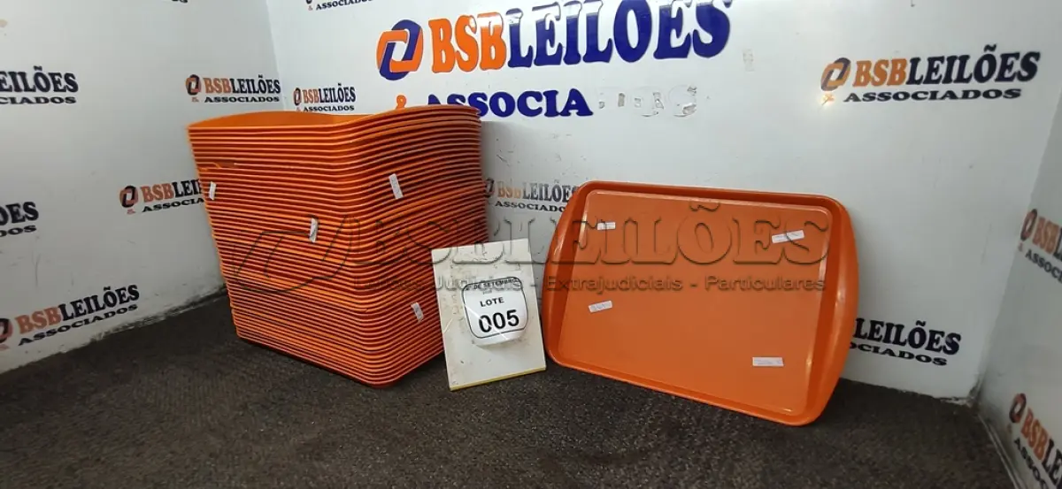 LOTE 005 - 50 BANDEJAS DE PLÁSTICO. (NO ESTADO) ATENÇÃO! FAZER A VISITAÇÃO ANTES DE ARREMATAR, NÃO SABEMOS SE FUNCIONA, LEILÃO NÃO TEM GARANTIA E NEM DEVOLUÇÃO, SUJEITO A POSSÍVEIS AVARIAS VISÍVEIS/OCULTAS E/OU AUSÊNCIA DE COMPONENTES.