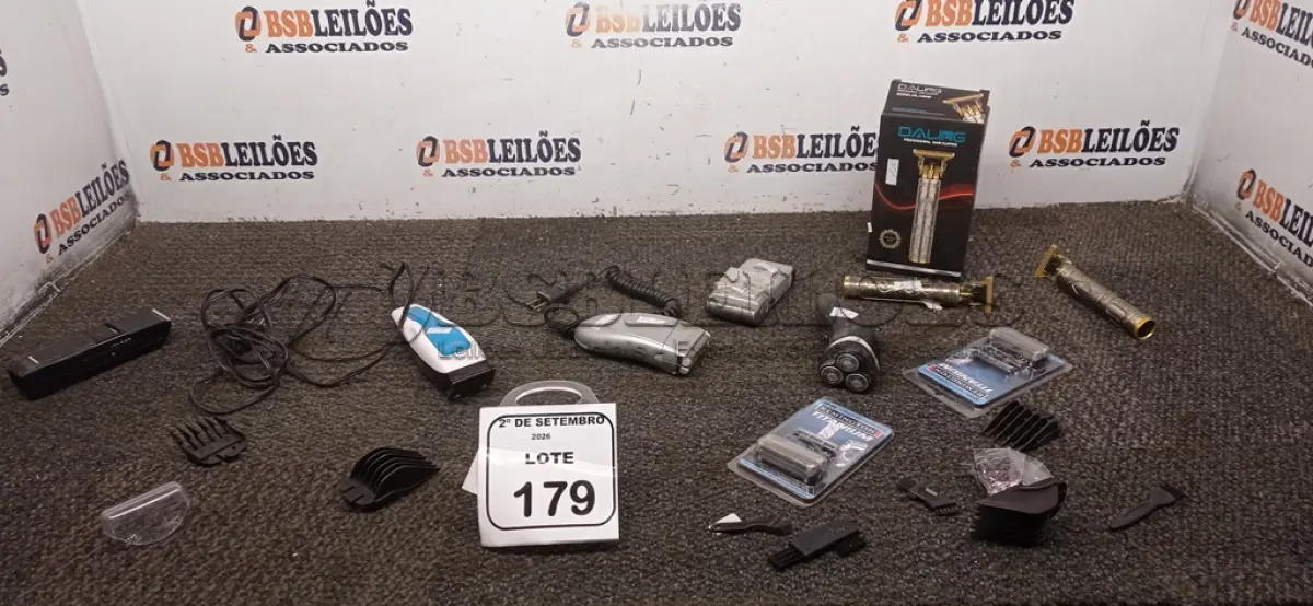 LOTE 179 - 07 MÁQUINAS DE CORTAR CABELO E VÁRIAS LÂMINAS DE MARCAS E MODELOS DIVERSOS. (NO ESTADO) ATENÇÃO! FAZER A VISITAÇÃO ANTES DE ARREMATAR, NÃO SABEMOS SE FUNCIONA, LEILÃO NÃO TEM GARANTIA E NEM DEVOLUÇÃO, SUJEITO A POSSÍVEIS AVARIAS VISÍVEIS/OCULTAS E/OU AUSÊNCIA DE COMPONENTES.