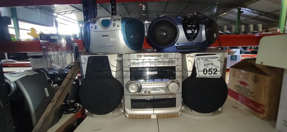 LOTE 052 - 02 APARELHOS DE SOM PORTÁTEIS E 01 MINI SYSTEM COM 02 CAIXAS MARCA PHILIPS. (NO ESTADO) ATENÇÃO! FAZER A VISITAÇÃO ANTES DE ARREMATAR, NÃO SABEMOS SE FUNCIONA, LEILÃO NÃO TEM GARANTIA E NEM DEVOLUÇÃO, SUJEITO A POSSÍVEIS AVARIAS VISÍVEIS/OCULTAS E/OU AUSÊNCIA DE COMPONENTES.