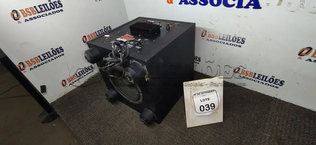LOTE 039 - 01 CAIXA SUBWOOFER MARCA JBL. (NO ESTADO) ATENÇÃO! FAZER A VISITAÇÃO ANTES DE ARREMATAR, NÃO SABEMOS SE FUNCIONA, LEILÃO NÃO TEM GARANTIA E NEM DEVOLUÇÃO, SUJEITO A POSSÍVEIS AVARIAS VISÍVEIS/OCULTAS E/OU AUSÊNCIA DE COMPONENTES.