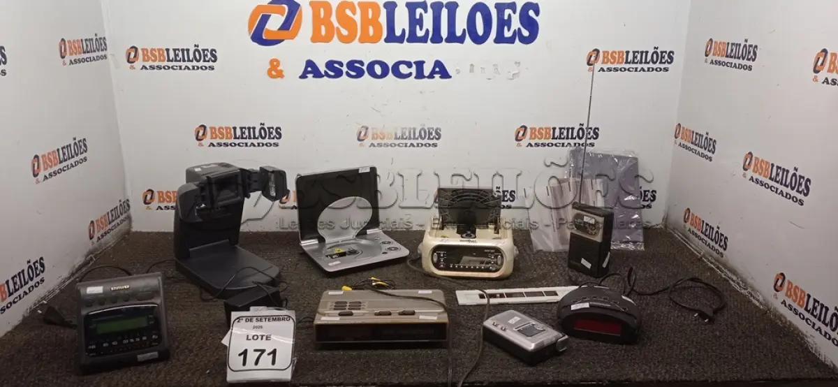 LOTE 171 - 01 PROJETOR DE FOTOS, 01 DVD PORTATIL, 01 GRAVADOR E VÁRIOS RÁDIOS RELÓGIOS E ELETRÔNICOS DIVERSOS. (NO ESTADO) ATENÇÃO! FAZER A VISITAÇÃO ANTES DE ARREMATAR, NÃO SABEMOS SE FUNCIONA, LEILÃO NÃO TEM GARANTIA E NEM DEVOLUÇÃO, SUJEITO A POSSÍVEIS AVARIAS VISÍVEIS/OCULTAS E/OU AUSÊNCIA DE COMPONENTES.