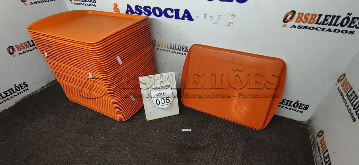 LOTE 005 - 50 BANDEJAS DE PLÁSTICO. (NO ESTADO) ATENÇÃO! FAZER A VISITAÇÃO ANTES DE ARREMATAR, NÃO SABEMOS SE FUNCIONA, LEILÃO NÃO TEM GARANTIA E NEM DEVOLUÇÃO, SUJEITO A POSSÍVEIS AVARIAS VISÍVEIS/OCULTAS E/OU AUSÊNCIA DE COMPONENTES.