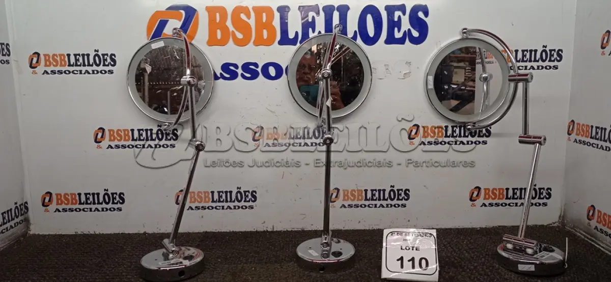 LOTE 110 - 03 ESPELHOS DE AUMENTO COM ILUMINAÇÃO LED REDONDO COM HASTE ARTICULADA. (NO ESTADO) ATENÇÃO! FAZER A VISITAÇÃO ANTES DE ARREMATAR, NÃO SABEMOS SE FUNCIONA, LEILÃO NÃO TEM GARANTIA E NEM DEVOLUÇÃO, SUJEITO A POSSÍVEIS AVARIAS VISÍVEIS/OCULTAS E/OU AUSÊNCIA DE COMPONENTES.