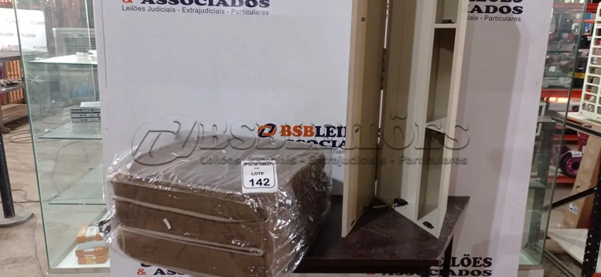 LOTE 142 - 01 ALMOFADA DOBRÁVEL. (NO ESTADO) ATENÇÃO! FAZER A VISITAÇÃO ANTES DE ARREMATAR, NÃO SABEMOS SE FUNCIONA, LEILÃO NÃO TEM GARANTIA E NEM DEVOLUÇÃO, SUJEITO A POSSÍVEIS AVARIAS VISÍVEIS/OCULTAS E/OU AUSÊNCIA DE COMPONENTES.