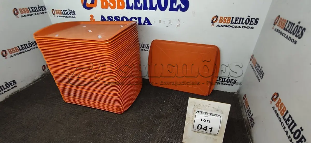 LOTE 041 - 52 BANDEJAS DE PLÁSTICO. (NO ESTADO) ATENÇÃO! FAZER A VISITAÇÃO ANTES DE ARREMATAR, NÃO SABEMOS SE FUNCIONA, LEILÃO NÃO TEM GARANTIA E NEM DEVOLUÇÃO, SUJEITO A POSSÍVEIS AVARIAS VISÍVEIS/OCULTAS E/OU AUSÊNCIA DE COMPONENTES.