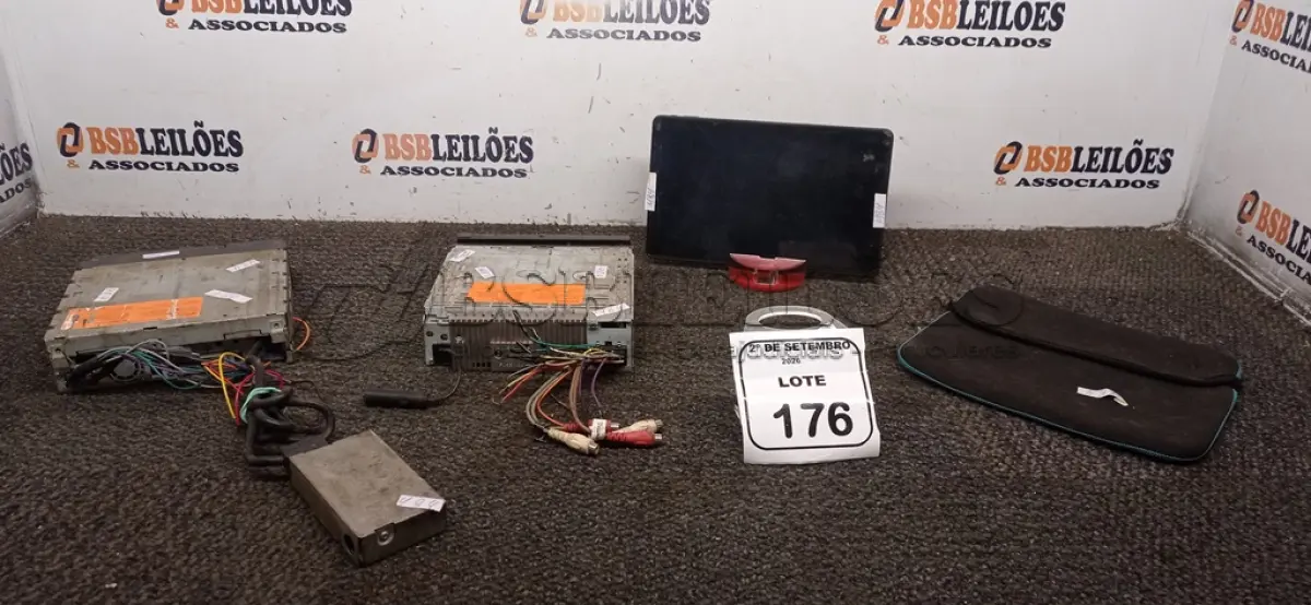 LOTE 176 - 01 TABLET E 02 APARELHOS DE SOM AUTOMOTIVO. (NO ESTADO) ATENÇÃO! FAZER A VISITAÇÃO ANTES DE ARREMATAR, NÃO SABEMOS SE FUNCIONA, LEILÃO NÃO TEM GARANTIA E NEM DEVOLUÇÃO, SUJEITO A POSSÍVEIS AVARIAS VISÍVEIS/OCULTAS E/OU AUSÊNCIA DE COMPONENTES.