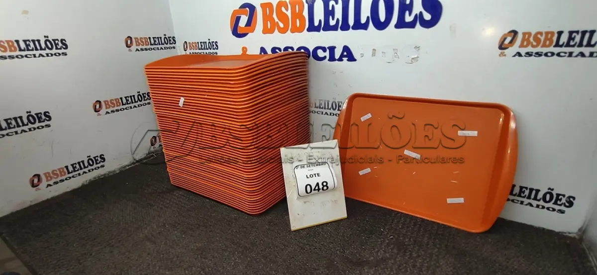 LOTE 048 - 51 BANDEJAS DE PLÁSTICO. (NO ESTADO) ATENÇÃO! FAZER A VISITAÇÃO ANTES DE ARREMATAR, NÃO SABEMOS SE FUNCIONA, LEILÃO NÃO TEM GARANTIA E NEM DEVOLUÇÃO, SUJEITO A POSSÍVEIS AVARIAS VISÍVEIS/OCULTAS E/OU AUSÊNCIA DE COMPONENTES.