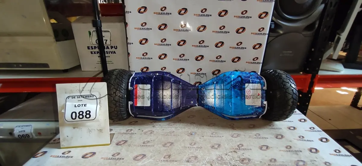 LOTE 088 - 01 HOVERBOARD SEM CARREGADOR. (NO ESTADO) ATENÇÃO! FAZER A VISITAÇÃO ANTES DE ARREMATAR, NÃO SABEMOS SE FUNCIONA, LEILÃO NÃO TEM GARANTIA E NEM DEVOLUÇÃO, SUJEITO A POSSÍVEIS AVARIAS VISÍVEIS/OCULTAS E/OU AUSÊNCIA DE COMPONENTES.