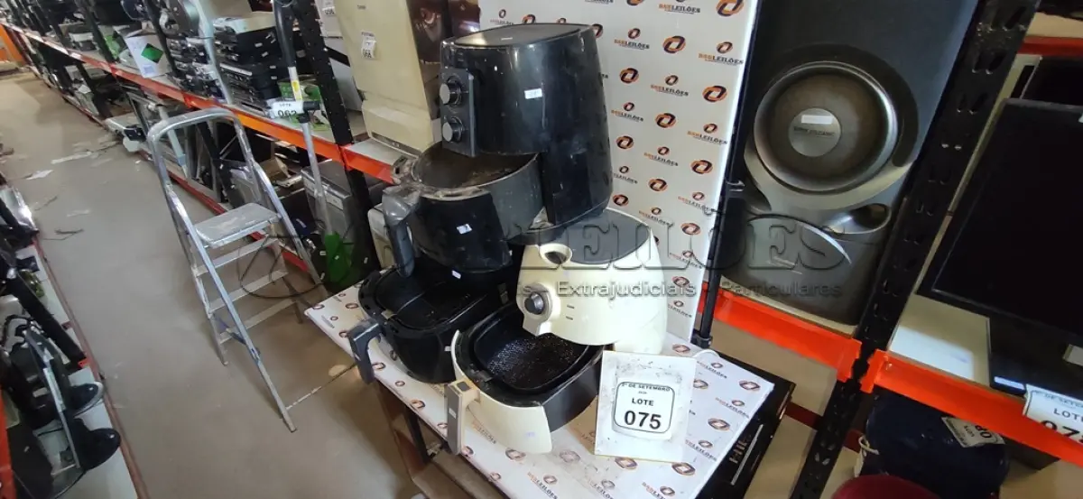 LOTE 075 - 03 AIR FRYERS DE MARCAS E MODELOS DIVERSOS. (NO ESTADO) ATENÇÃO! FAZER A VISITAÇÃO ANTES DE ARREMATAR, NÃO SABEMOS SE FUNCIONA, LEILÃO NÃO TEM GARANTIA E NEM DEVOLUÇÃO, SUJEITO A POSSÍVEIS AVARIAS VISÍVEIS/OCULTAS E/OU AUSÊNCIA DE COMPONENTES.