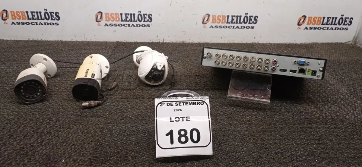 LOTE 180 - 01 DVR E 03 CÂMERAS DE SEGURANÇA. (NO ESTADO) ATENÇÃO! FAZER A VISITAÇÃO ANTES DE ARREMATAR, NÃO SABEMOS SE FUNCIONA, LEILÃO NÃO TEM GARANTIA E NEM DEVOLUÇÃO, SUJEITO A POSSÍVEIS AVARIAS VISÍVEIS/OCULTAS E/OU AUSÊNCIA DE COMPONENTES.