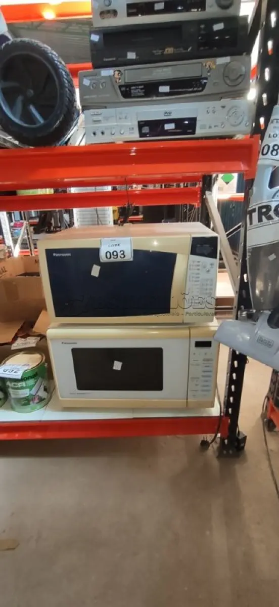 LOTE 093 - 02 MICRO-ONDAS MARCA PANASONIC. (NO ESTADO) ATENÇÃO! FAZER A VISITAÇÃO ANTES DE ARREMATAR, NÃO SABEMOS SE FUNCIONA, LEILÃO NÃO TEM GARANTIA E NEM DEVOLUÇÃO, SUJEITO A POSSÍVEIS AVARIAS VISÍVEIS/OCULTAS E/OU AUSÊNCIA DE COMPONENTES.