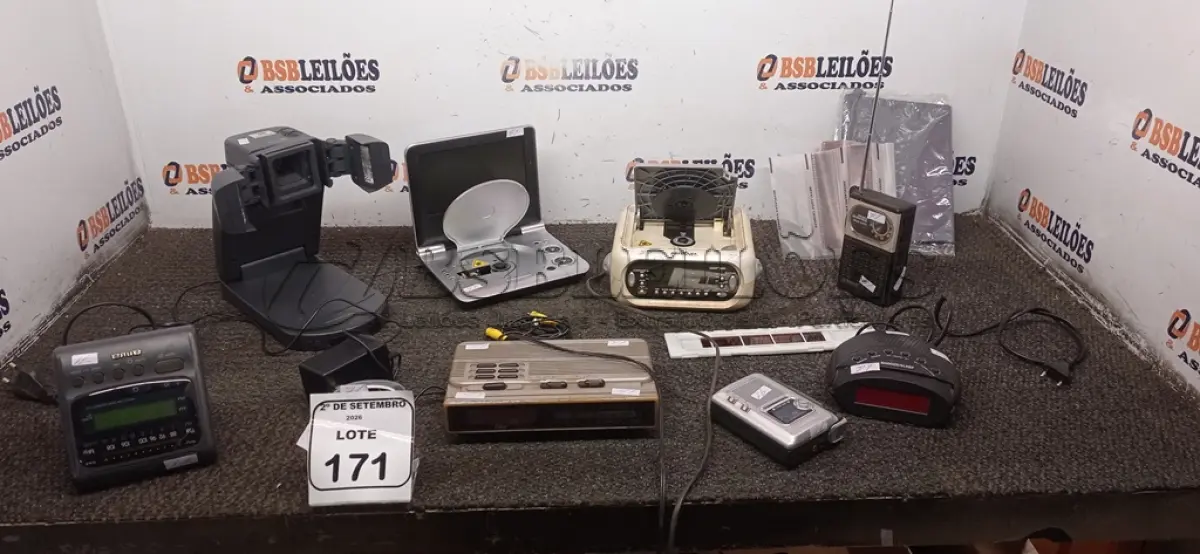 LOTE 171 - 01 PROJETOR DE FOTOS, 01 DVD PORTATIL, 01 GRAVADOR E VÁRIOS RÁDIOS RELÓGIOS E ELETRÔNICOS DIVERSOS. (NO ESTADO) ATENÇÃO! FAZER A VISITAÇÃO ANTES DE ARREMATAR, NÃO SABEMOS SE FUNCIONA, LEILÃO NÃO TEM GARANTIA E NEM DEVOLUÇÃO, SUJEITO A POSSÍVEIS AVARIAS VISÍVEIS/OCULTAS E/OU AUSÊNCIA DE COMPONENTES.