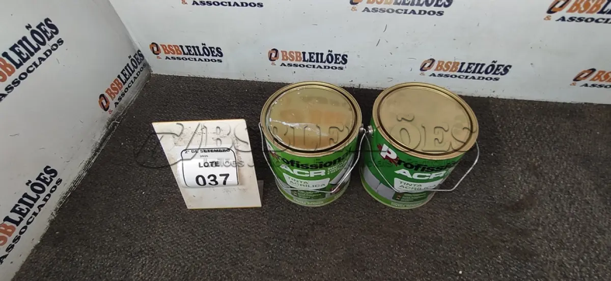 LOTE 037 - 02 LATAS DE TINTA ACRÍLICA DE 3,6L NA COR LUAR DO SERTÃO MARCA PROFISSIONAL ACR. (NO ESTADO) ATENÇÃO! FAZER A VISITAÇÃO ANTES DE ARREMATAR, NÃO SABEMOS SE FUNCIONA, LEILÃO NÃO TEM GARANTIA E NEM DEVOLUÇÃO, SUJEITO A POSSÍVEIS AVARIAS VISÍVEIS/OCULTAS E/OU AUSÊNCIA DE COMPONENTES.