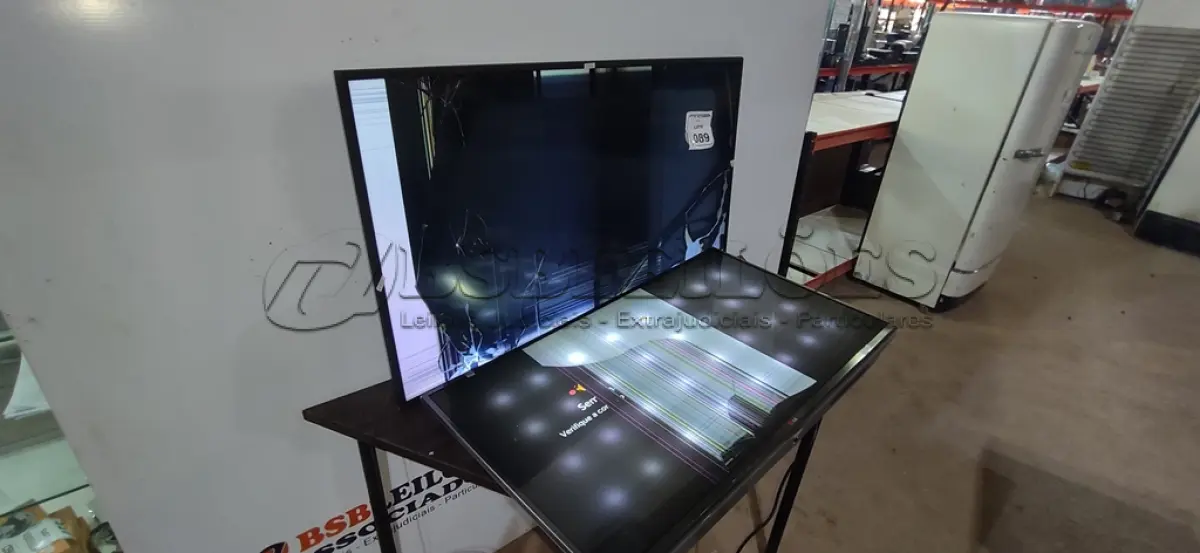 LOTE 089 - 01 TV TELA CURVA DE 49’’ MARCA SAMSUNG E 01 TV 42’’ MARCA LG. (NO ESTADO) ATENÇÃO! FAZER A VISITAÇÃO ANTES DE ARREMATAR, NÃO SABEMOS SE FUNCIONA, LEILÃO NÃO TEM GARANTIA E NEM DEVOLUÇÃO, SUJEITO A POSSÍVEIS AVARIAS VISÍVEIS/OCULTAS E/OU AUSÊNCIA DE COMPONENTES.