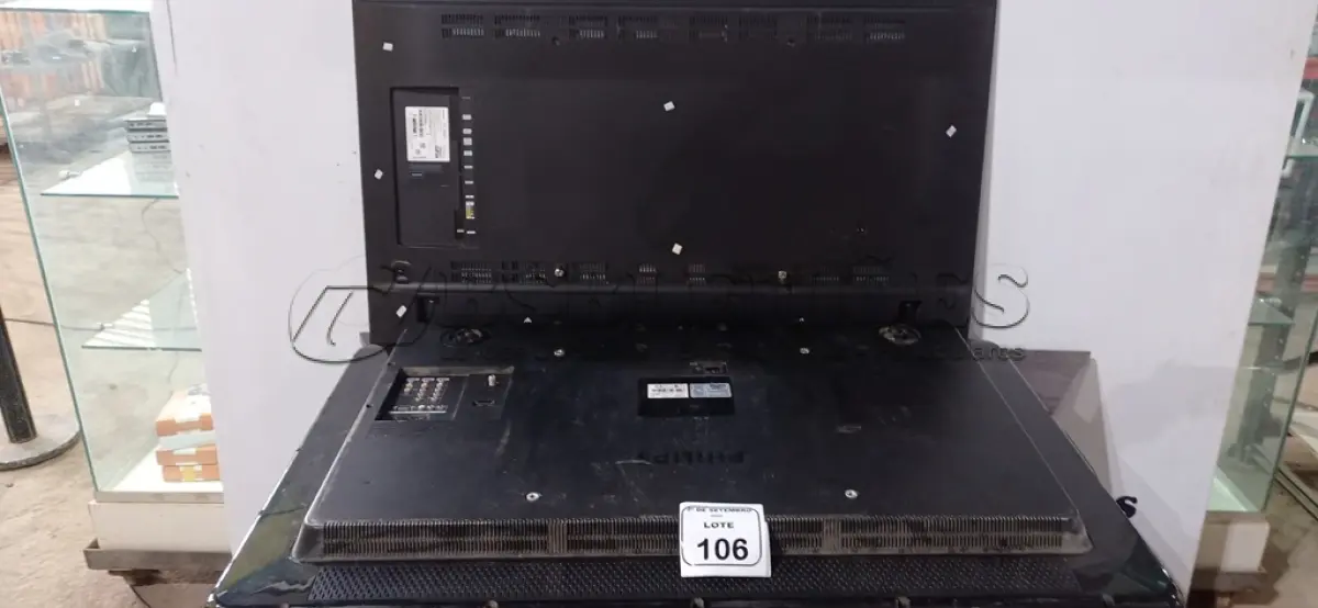 LOTE 106 - 01 TV 49’’ MARCA SAMSUNG E 01 TV 47’’ MARCA PHILIPS. (NO ESTADO) ATENÇÃO! FAZER A VISITAÇÃO ANTES DE ARREMATAR, NÃO SABEMOS SE FUNCIONA, LEILÃO NÃO TEM GARANTIA E NEM DEVOLUÇÃO, SUJEITO A POSSÍVEIS AVARIAS VISÍVEIS/OCULTAS E/OU AUSÊNCIA DE COMPONENTES.