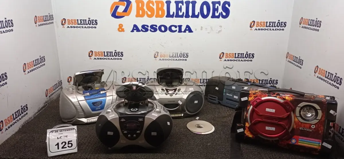 LOTE 125 - 05 APARELHOS DE SOM PORTÁTEIS DE MARCAS E MODELOS DIVERSOS. (NO ESTADO) ATENÇÃO! FAZER A VISITAÇÃO ANTES DE ARREMATAR, NÃO SABEMOS SE FUNCIONA, LEILÃO NÃO TEM GARANTIA E NEM DEVOLUÇÃO, SUJEITO A POSSÍVEIS AVARIAS VISÍVEIS/OCULTAS E/OU AUSÊNCIA DE COMPONENTES.
