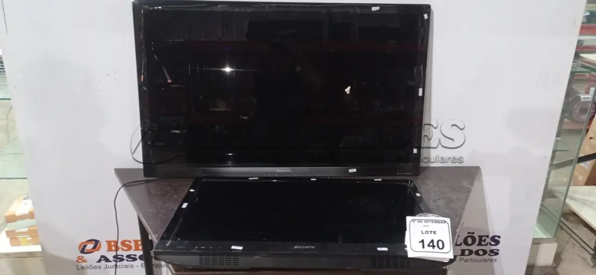 LOTE 140 - 01 TV 32’’ MARCA SONY E 01 TV 42’’ MARCA PANASONIC. (NO ESTADO) ATENÇÃO! FAZER A VISITAÇÃO ANTES DE ARREMATAR, NÃO SABEMOS SE FUNCIONA, LEILÃO NÃO TEM GARANTIA E NEM DEVOLUÇÃO, SUJEITO A POSSÍVEIS AVARIAS VISÍVEIS/OCULTAS E/OU AUSÊNCIA DE COMPONENTES.